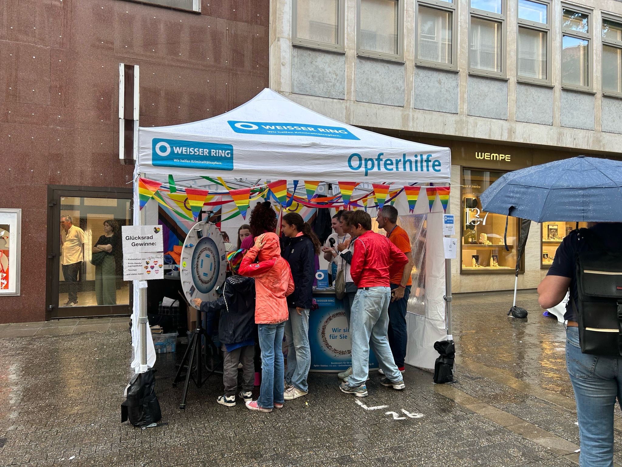 Foto des Infostands des Weissen Ring auf der CSD Hocketse im Jahr 2025
