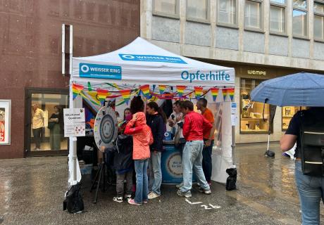 Foto des Infostands des Weissen Ring auf der CSD Hocketse im Jahr 2025